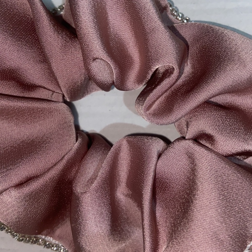 🌷NWOT scrunchie - Picture 3 of 3